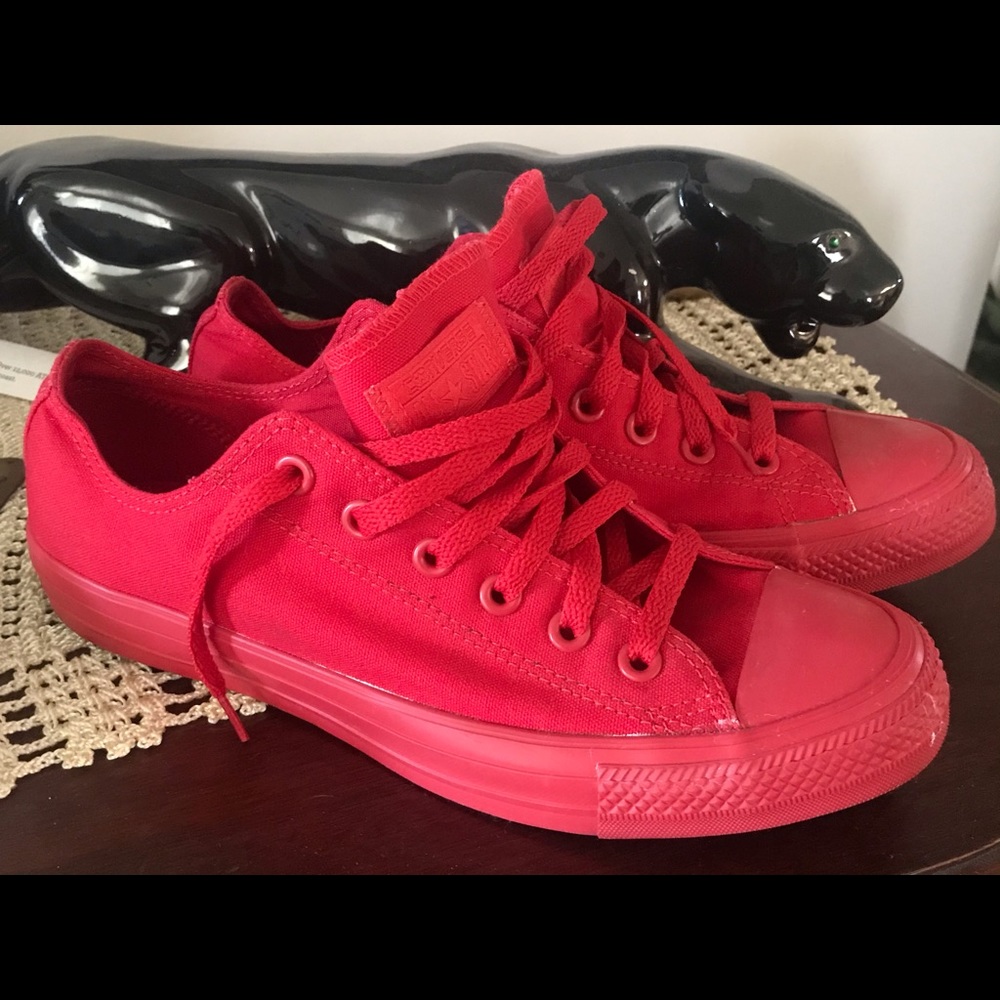RED Converse Men’s 7  Wonan’s 9